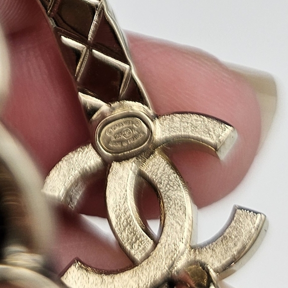 Brand new 2023 authentic Chanel cc hoops earrings with crystal & leather - Picture 17 of 17